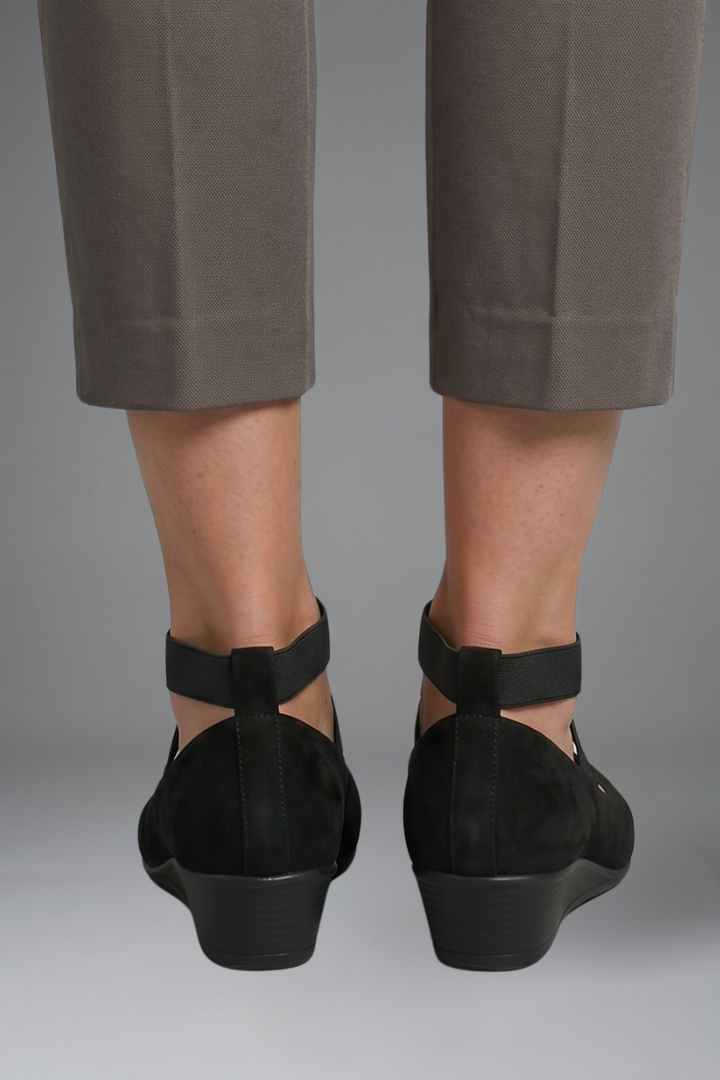 Women's Orthopaedic Flat Shoes with Slip-On Design for Everyday Wear